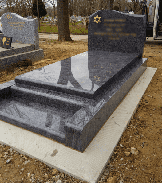 Monuement Sebuah avec stèle en Mass Blue, cimetière dans le Val de Marne (94)